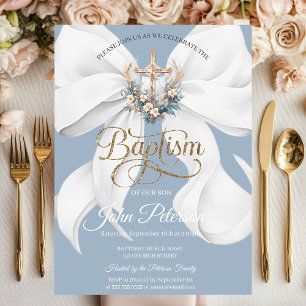 Invitación Cruz floral de lazo blanco Bautizo azul polvorient
