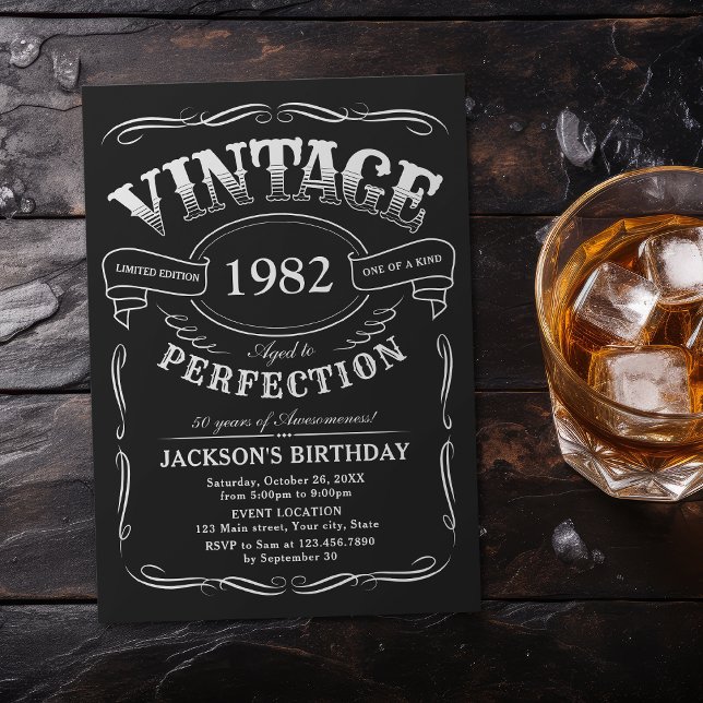 Invitación Cualquier Antiguo Día de Cumpleaños Temático Whisk (Any Age Vintage Whiskey Themed Birthday Invitation)