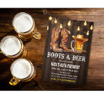 Invitación CUALQUIER EDAD - Boots and Beer Birthday Invitatio<br><div class="desc">Boots and Beer Cheers and Beers Beer Mug Surprise Cumpleaños Party String Lights Cowboy Boots Gorra Wood Invitación Rústica de Madera Occidental</div>