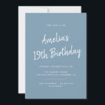Invitación Cualquier edad | Dusty Blue Modern Script Birthday<br><div class="desc">Invitaciones de cumpleaños modernas que se pueden cambiar a cualquier edad. Fuente blanca sobre un fondo azul suave.</div>