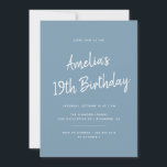 Invitación Cualquier edad | Dusty Blue Modern Script Birthday<br><div class="desc">Invitaciones de cumpleaños modernas que se pueden cambiar a cualquier edad. Fuente blanca sobre un fondo azul suave.</div>