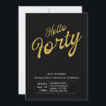 Invitación Cuarenta Black Gold Modern 40th Birthday Invitatio<br><div class="desc">Invitación moderna en negrita en negro y oro para el cumpleaños.</div>