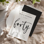 Invitación Cuarenta | Moderno B&W 40.ª tipografía Fiesta de c<br><div class="desc">Estas invitaciones simples, elegantes pero sofisticadas a la fiesta de cumpleaños número 40 incluyen la palabra "cuarenta" en escritura a mano de caligrafía y una tipografía moderna y espaciada de sans serif. Puede cambiar el esquema de color fácilmente a su propia paleta de dos colores a medida usando el botón...</div>