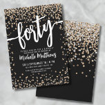 Invitación Cuarenta Oro Negro 40 cumpleaños<br><div class="desc">Presentamos una moda y una invitación a la fiesta de 40 cumpleaños, perfecta para marcar este hito especial en estilo. El elegante diseño combina el purpurina de oro y plata, lo que le aporta un toque de diversión y festividad. En la parte superior, "Cuarenta" se exhibe de manera prominente en...</div>