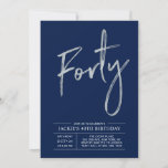 Invitación Cuarenta | Silver & Navy Modern 40th Birthday Fies<br><div class="desc">Celebra tu día especial con esta sencilla y elegante invitación a la fiesta de cumpleaños número 40. Este diseño presenta un guión de pincel de moda "Forty" con un diseño limpio sobre un fondo azul marino. Se puede personalizar el texto y el color de fondo. Hay más diseños y suministros...</div>