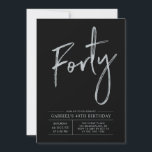 Invitación Cuarenta | Silver y Black Modern 40th Birthday Fie<br><div class="desc">Celebra tu día especial con esta sencilla y elegante invitación a la fiesta de cumpleaños número 40. Este diseño presenta un guión de pincel de moda "Forty" con un diseño limpio sobre un fondo negro. Se puede personalizar el texto y el color de fondo. Hay más diseños y suministros de...</div>