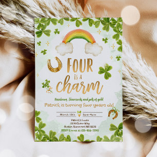 Invitación Cuatro es un encanto para el cuarto Fiesta de cump