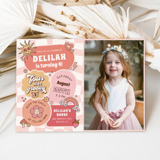 Invitación Cuatro Fiestas de cumpleaños de Groovy Daisy