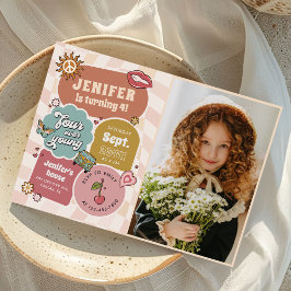 Invitación Cuatro jóvenes Groovy Daisy foto de cumpleaños