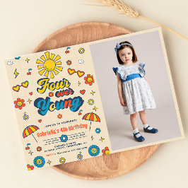 Invitación Cuatro jóvenes Groovy Retro Daisy 4º cumpleaños