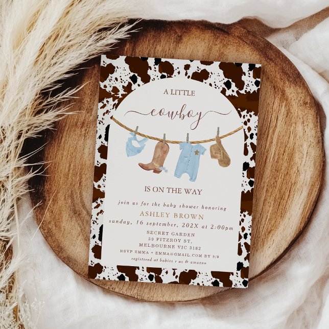 Invitación Cuidada ropa azul vaca Imprimir Baby Shower de vaq (Cowboy Baby Shower Invitation Template, Cow Print Cowboy Baby Shower Invitation, Western Clothesline)