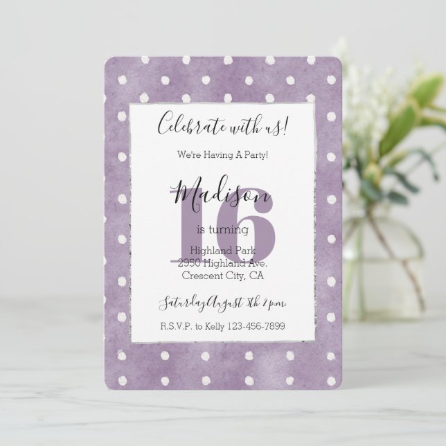 Invitación Cumpleaños 16 Girly Morado Puntos Blancos (Anverso de pie)