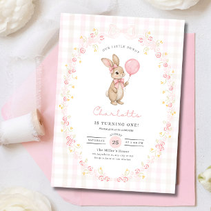 Invitación Cumpleaños 1 de conejito niña floral de gingham ro