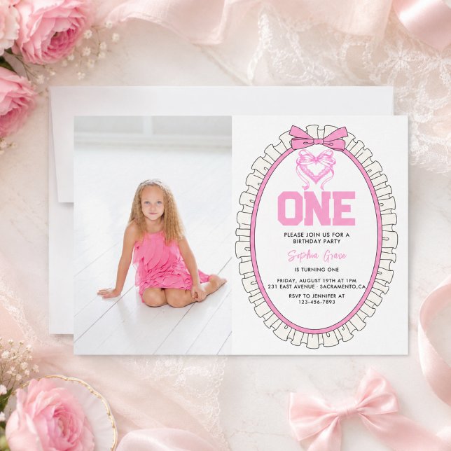 Invitación Cumpleaños 1st con lazo rosa lindo foto (Cute Pink Bow Coquette 1st Birthday photo Invitation)