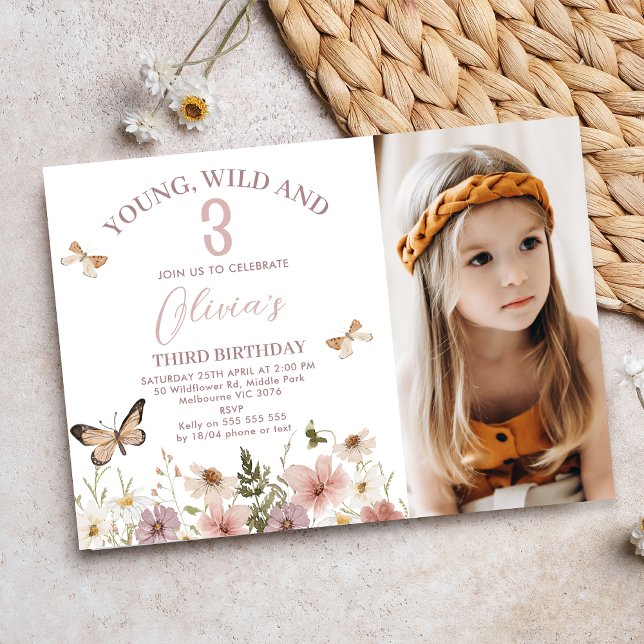 Invitación Cumpleaños 3º Flores Silvestres Foto Rosa Rústica (Young, wild and three themed 3rd Birthday invitation, Wildflowers 3rd Birthday Invitation Template)