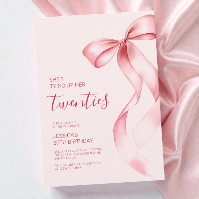 Invitación Cumpleaños 30 Atando Sus Veinte con Lazo Rosa (Tying Up Her Twenties Pink Bow 30th Birthday Party Invitation)