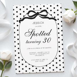 Invitación Cumpleaños 30 con lazo negro de lunares