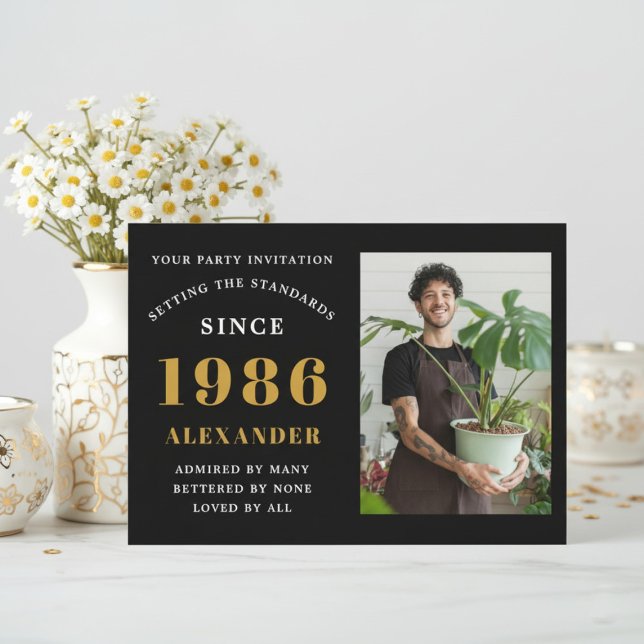 Invitación Cumpleaños 40 1986 Foto Personalizada Negro Oro (1986 birthday invitation. Background flowers.)