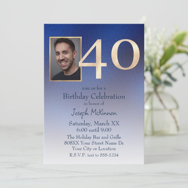 Invitación Cumpleaños 40 de Hombres con Gradiente Dorado y Az (Anverso de pie)