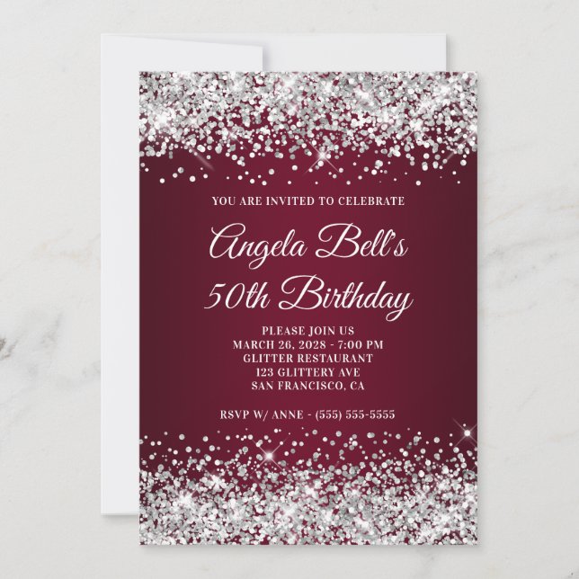 Invitación Cumpleaños 50 con Brillo Plateado y Gradiente Burg (Anverso)