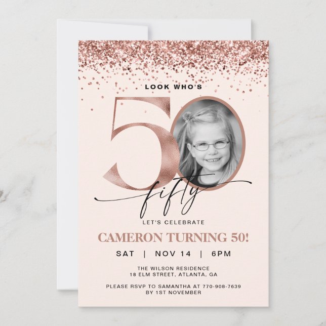 Invitación Cumpleaños 50 con Foto de Confeti de Rosa Dorado (Anverso)