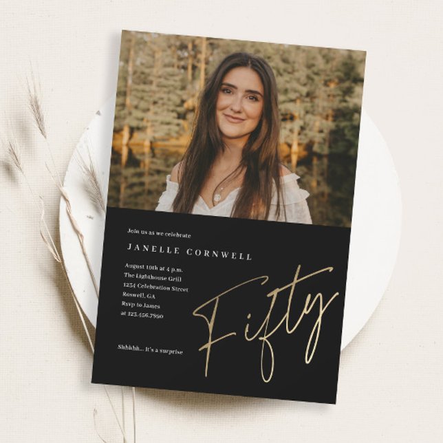 Invitación Cumpleaños 50 Foto Mínimo Script Dorado (Elegant Modern Black and Gold Script Fifty Photo 50th Birthday Party Invitation.)