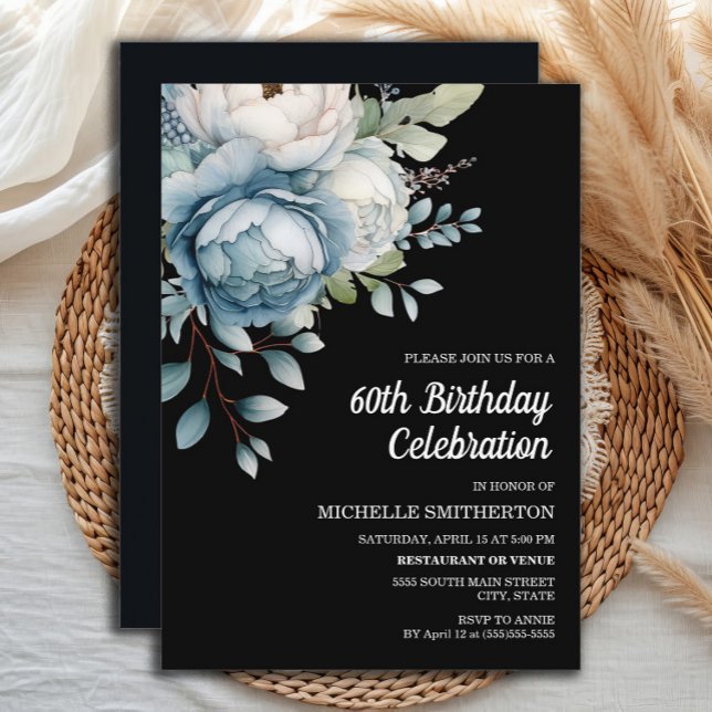 Invitación Cumpleaños 60 de mujer con flores azules y blancas (Dusty blue floral on black 60th birthday party invitation)