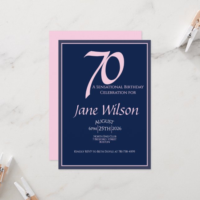 Invitación Cumpleaños 70 Elegante Rosa, Moderno Script Azul M (Anverso/Reverso In Situ)