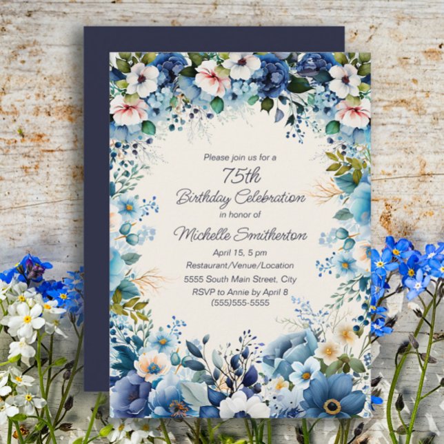 Invitación Cumpleaños 75 Navy Dusty Blue Floral Blanco (Blue floral 75th birthday party invitation)