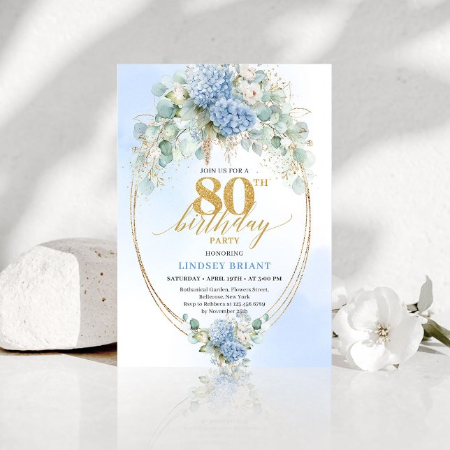 Invitación Cumpleaños 80 Romántico Polvoriento Azul Floral Do (Romantic Dusty Blue Floral Gold 80th Birthday Invite)