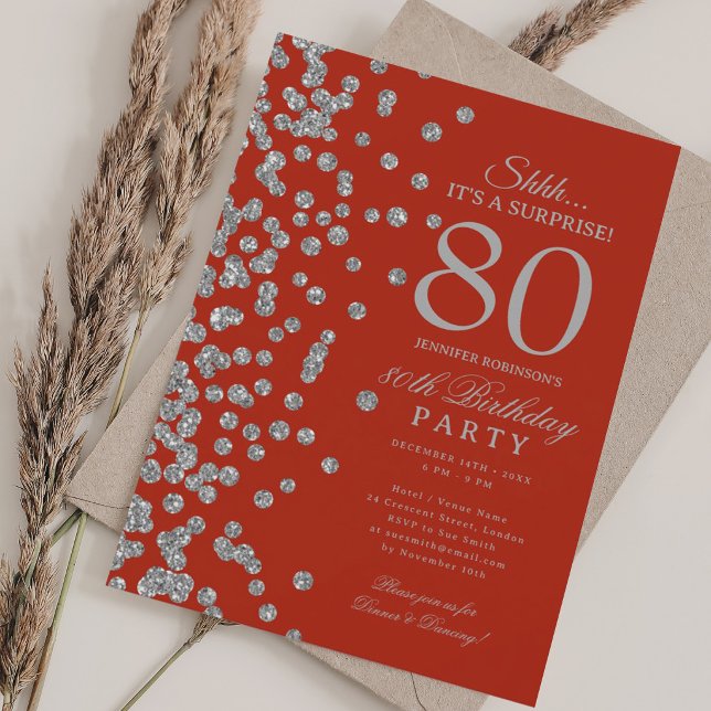 Invitación Cumpleaños 80 Sorpresa Brillo Plateado Rojo (Silver Glitter Surprise 80th Birthday Red Invitation)