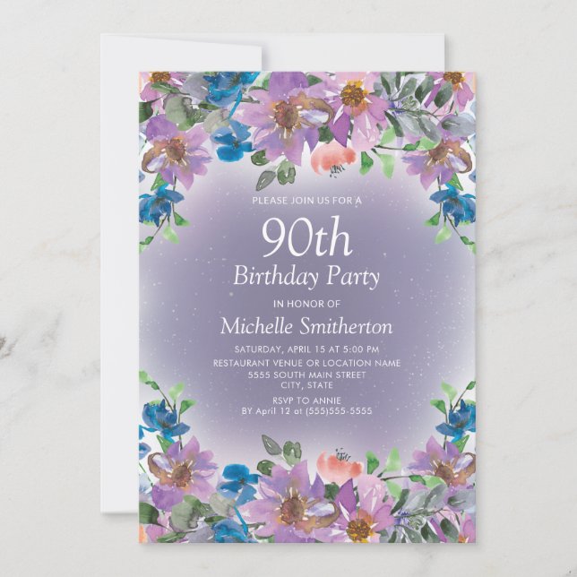 Invitación Cumpleaños 90 de mujer con flores azules y moradas (Anverso)