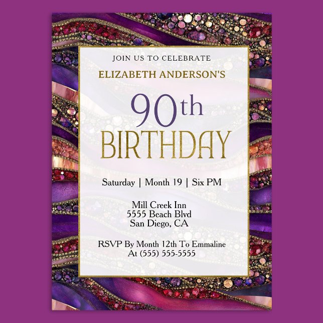 Invitación Cumpleaños 90 Moderno Morado Dorado Joyado Strata (Luxury purple and gold 90th birthday invitation with jeweled marble design and elegant style.
)