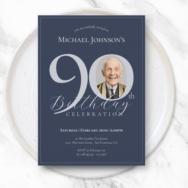 Invitación Cumpleaños 90 Simple y Elegante Azul Marino Plata  (Simple Classy Navy Blue Silver Photo 90th Birthday Invitation)