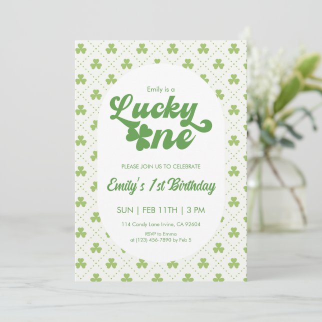 Invitación Cumpleaños Afortunado Uno de Green Clover (Anverso de pie)