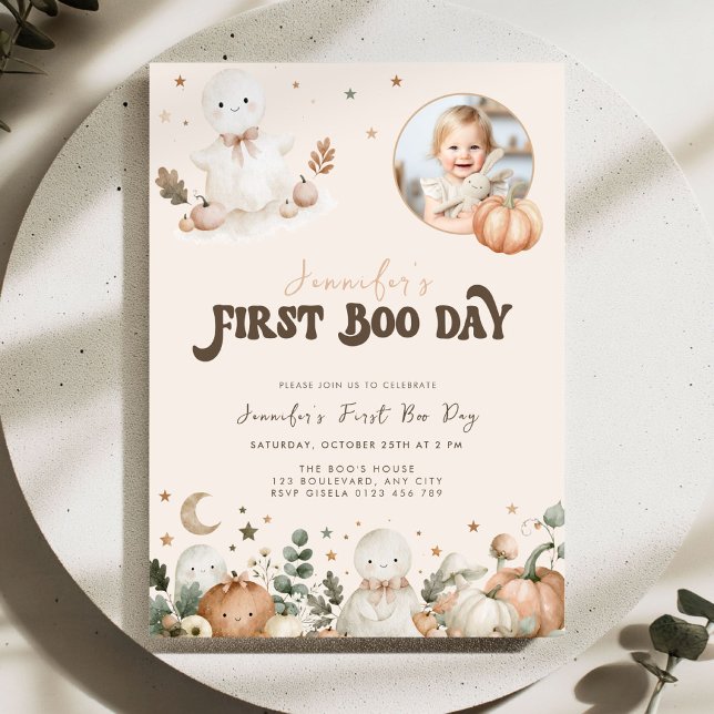 Invitación Cumpleaños beige de Halloween, primer Boo Day, 1er (First Boo Day 1st Birthday Invitation with Halloween themed illustrations for a boy or girl.)