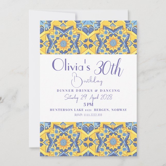 Invitación Cumpleaños con azulejo detallado amarillo y azul (Anverso)