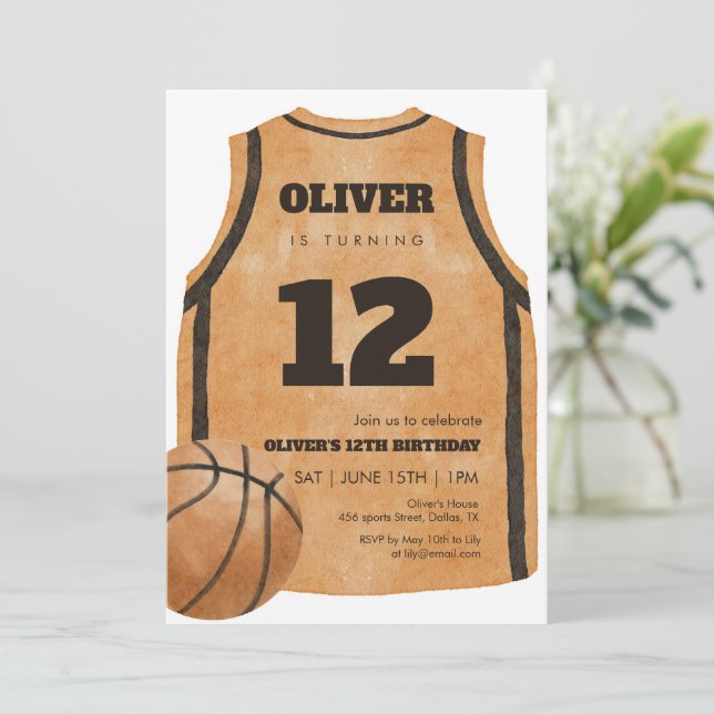 Invitación Cumpleaños con Jersey de Baloncesto Naranja Acuare (Anverso de pie)