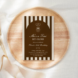 Invitación Cumpleaños con Martini de Café She's A Tini Bit Ol
