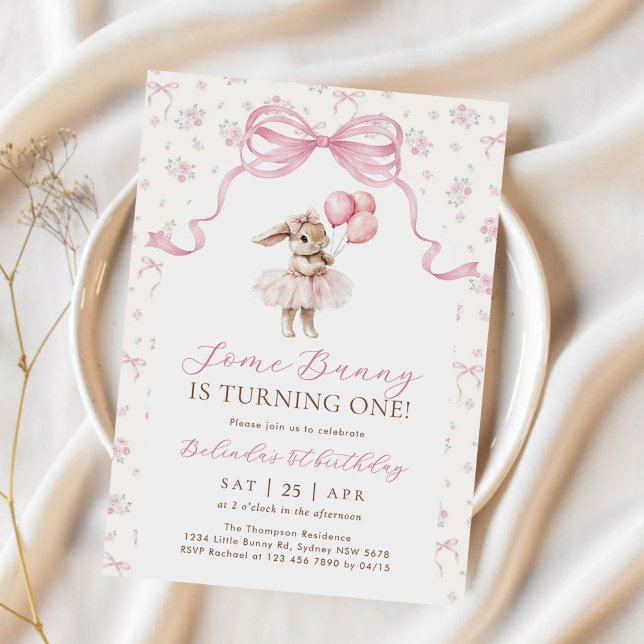 Invitación Cumpleaños conejito lazo Coquette floral rosa (Subido por el creador)