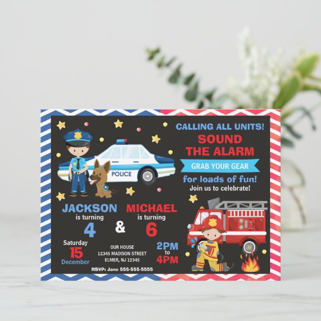 Invitación Cumpleaños conjunto de policía y bombero (Anverso de pie)