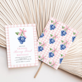 Invitación Cumpleaños Coquette Berry First Arándano Lazo Rosa