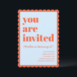 Invitación Cumpleaños de borde escalopado moderno azul naranj<br><div class="desc">Esta invitación de cumpleaños presenta una tipografía en negrita combinada con un borde escalopado juguetón para un aspecto divertido y seguro en azul y naranja. Una excelente opción para cumpleaños importantes,  fiestas estilo cóctel o celebraciones adultas con estilo.</div>