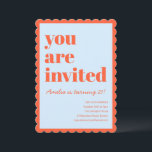 Invitación Cumpleaños de borde escalopado moderno azul naranj<br><div class="desc">Esta invitación de cumpleaños presenta una tipografía en negrita combinada con un borde escalopado juguetón para un aspecto divertido y seguro en azul y naranja. Una excelente opción para cumpleaños importantes,  fiestas estilo cóctel o celebraciones adultas con estilo.</div>