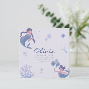 Invitación Cumpleaños de cola de sirena morada azul bajo el m