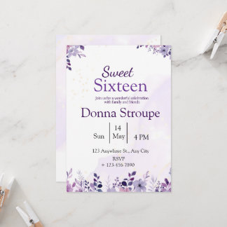 Invitación Cumpleaños de color morado y floral blanco