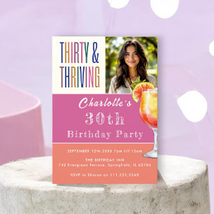 Invitación Cumpleaños de coloridas rayas y treinta en auge