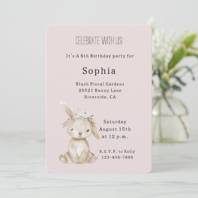 Invitación Cumpleaños de conejo de flores rosa rubor (Anverso de pie)