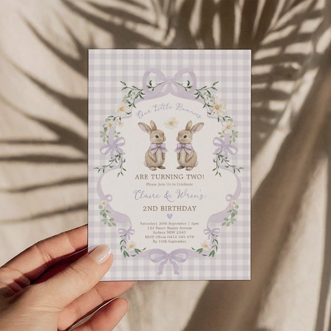 Invitación Cumpleaños de conejo gemelo de gingham púrpura (Subido por el creador)