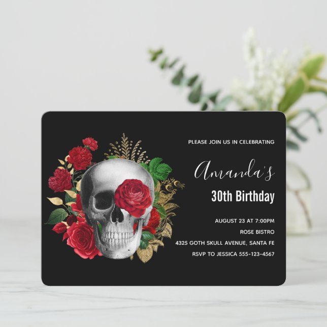 Invitación Cumpleaños de cráneo gótico con flores rojas y hoj (Anverso de pie)